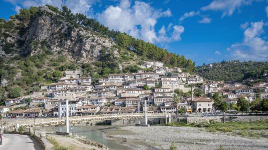 Berat mit Blick zur Burg und das Mangalem Viertel